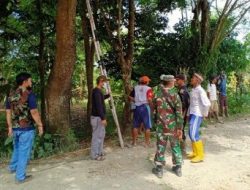 Aksi Gotong Royong Warga Desa Cege, Antusias Bersihkan Lingkungan Jalan Desa