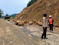 Hati-hati Melintas di Jalan Poros Majene di Desa Sumakuyu, Ini Akibatnya