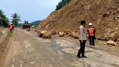Hati-hati Melintas di Jalan Poros Majene di Desa Sumakuyu, Ini Akibatnya