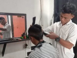 Cerita Nyok, Pemangkas Rambut di Mare Bone Raup Rp 150 Ribu Sehari
