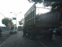Truk Sepuluh Roda Macet di Pendakian Paleo Majene, Jalan Jadi Macet