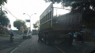 Truk Sepuluh Roda Macet di Pendakian Paleo Majene, Jalan Jadi Macet
