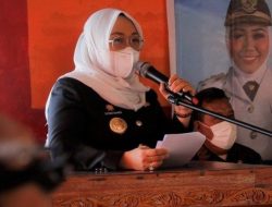 Lantik Kades di Simboro, Bupati Mamuju Minta Ibu Desa Jangan Arahkan Suami untuk Korupsi