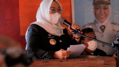 Lantik Kades di Simboro, Bupati Mamuju Minta Ibu Desa Jangan Arahkan Suami untuk Korupsi
