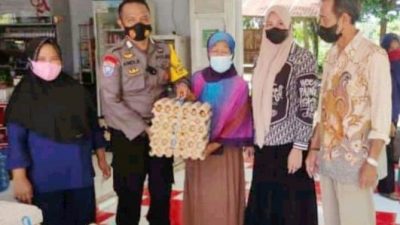 Warga Desa Lakukang Bone Terima Bantuan Sembako