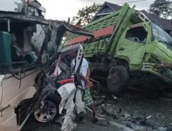 Mobil Ambulans Pembawa Jenazah Tabrakan di Malili, Sopir Tewas, 5 Luka
