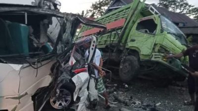 Mobil Ambulans Pembawa Jenazah Tabrakan di Malili
