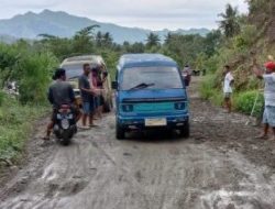 Jalan Rusak Parah di Polman, Sejumlah Sopir Petepete Patungan Perbaiki Jalan Rusak 100 Meter