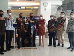Nasabah Cabang Watampone Terima Hadiah Program Bagi-bagi 100  BMW Livin Mandiri