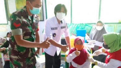 Pemdes Mattampa Walie Gandeng PKM Sumaling Vaksinasi Siswa di SD Inpres 12/79 Mare
