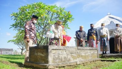 Disambut Bupati Gowa, Bupati Bone Ziarah Makam Arung Palakka: Aja Tappakkasiri’ka