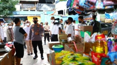 Tinjau Pasar Minggu, Kapolri Pastikan Stok Minyak Curah untuk Warga Aman