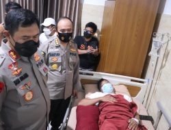 Kapolda Sulsel Besuk anggota Polri Yang Terluka Saat Kawal Aksi Unjuk Rasa