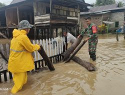Aksi Babinsa Koramil Mare Bersama Pemdes Setempat Bantu Warganya yang Terdampak Banjir