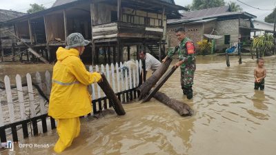 Aksi Babinsa Koramil Mare Bersama Pemdes Setempat Bantu Warganya yang Terdampak Banjir