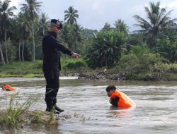 Danyon Brimob Bone Terjun Langsung Cari Warga Sinjai yang Hanyut di Sungai Tangka