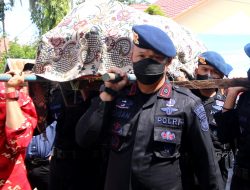 Berduka Cita, Danyon Brimob Bone Usung Keranda Jenazah Ayah Anggotanya