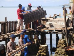 17 Rumah di Lonrae Diterjang Puting Beliung, Brimob Bone Gerak Cepat Bantu Korban