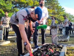 Sambut Hari Bhayangkara ke- 76, Danyon Brimob Bone Ikuti Ziarah Rombongan di TMP Watampone