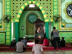 Jalin Silaturahim Dengan Masyarakat Sat Binmas Laksanakan Sholat Duhur Berjamaah Sekaligus Memberikan Pesan Kamtibas