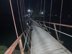 Jembatan Gantung Putus, Pengendara Jatuh ke Sungai
