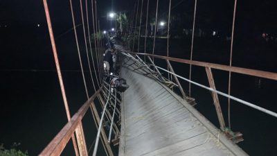 Jembatan Gantung Putus, Pengendara Jatuh ke Sungai