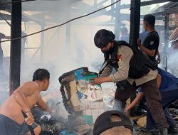 Patroli KRYD  Brimob Bone Sigap Bantu Evakuasi korban Kebakaran Di Bukaka