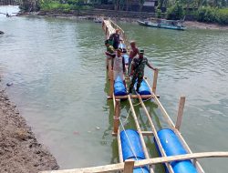 Koramil Kajuara Bantu Warga Polewali Bangun Jembatan Darurat