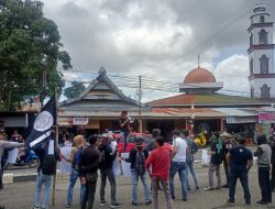 Tolak Kenaikan Harga BBM, FORMAS dan FPI Kompak Blokade Jalan Ahmad Yani