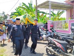 Turut Berduka, Danyon Brimob Bone Usung Jenazah Orang Tua Anggotanya Hingga Liang Lahat