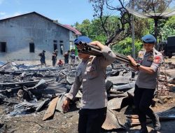 Gerak Cepat Personel Brimob Bone Bantu Korban Kebakaran Di Pallette