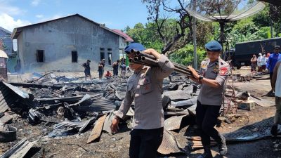 Gerak Cepat Personel Brimob Bone Bantu Korban Kebakaran Di Pallette