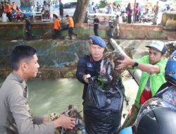 Gandeng Mahasiswa Dan Pasukan Orange, Brimob Bone Gelar Kerja Bhakti Di Sungai Branjangan