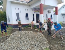 Masyarakat Cege Bantu Pemdes Gotong Royong Benahi Halaman Kantor Desa