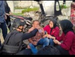 Patut Ditiru, Brimob ini Bantu Pengemudi Bentor yang Kelelahan di Wajo