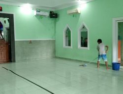 SETIAP HARI MINGGU TIM PENGURUS REMAJA MASJID BABURROYYAN GRIYA ANTANG HARAPAN KERJA BAKTI UNTUK BERSIHKAN MASJID