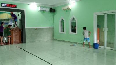 SETIAP HARI MINGGU TIM PENGURUS REMAJA MASJID BABURROYYAN GRIYA ANTANG HARAPAN KERJA BAKTI UNTUK BERSIHKAN MASJID