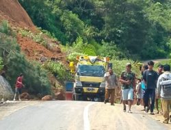 Longsor di Bastem Utara jalan Poros Toraja Palopo, 10 Orang Dilaporkan Tertimbun
