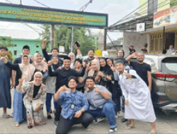 Mahasiswa Generasi Ketiga Bata Ilyas Membagi Paket Ramadhan di jalan Meranti depan Kampus STIE Amkop