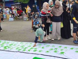 Relawan Makassar Peduli Menggelar Aksi Bela Palestina; dengan Mencap tangan hingga berbentuk bendera Palestina