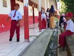 Muhammad Firdaus Salah satu Siswa SD Inpres di Mamuju Tengah Pakai Sendal Jepit Lusuh ke Sekolah karena Orangtuanya Tak Mampu Beli Sepatu