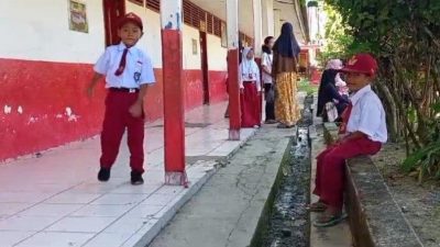 Muhammad Firdaus Salah satu Siswa SD Inpres di Mamuju Tengah Pakai Sendal Jepit Lusuh ke Sekolah karena Orangtuanya Tak Mampu Beli Sepatu