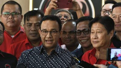 Anies Baswedan bersama Ketua DPD PDIP Jakarta dan Pengurus DPD dan DPP, saat konferensi Pers Sabtu (24/8/2024). (Foto.ist)