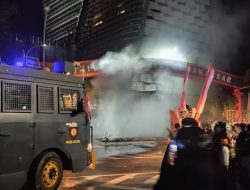 Bentrok Mahasiswa di Depan Kampus UNM Makassar, Polisi Tembakkan Gas Air Mata