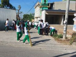 Unimerz Dipuji Warga, Mahasiswa Bersihkan Jalan Sekitar Kampus