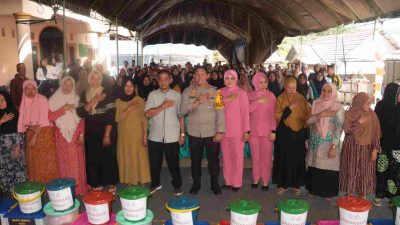 Warga Mattiro Walie Terima Bantuan Sosial Kapolda Sulsel, Polres Bone : Semoga Bermanfaat