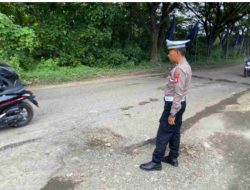 Satlantas Polres Bone pantau Jalan Rusak Dan Berlubang di poros jalan Bone – Wajo