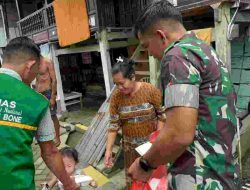 Kodim 1407/Bone Dan Kemenag Bone Bagikan Nasi Kotak Kepada Tukang Becak, Tukang Ojek, Dan Warga Kurang Mampu