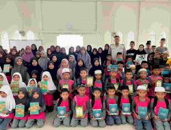 YBM PLN UP3 Watampone Bagikan Al-Qur’an untuk Anak-Anak TPA Masjid Nurul Ilmi di Kabupaten Bone