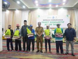 Pj Sekda Bone Serahkan Paket Konsumtif Baznas ke Tukang Becak dan Pemulung